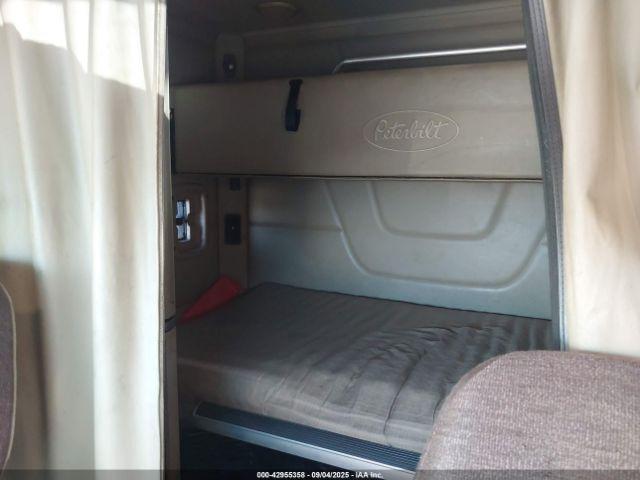 Peterbilt 579 Image 10