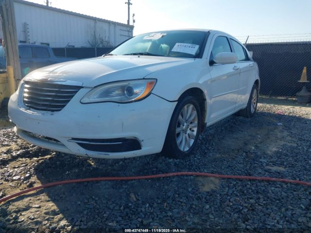 Chrysler 200 Touring Image 2