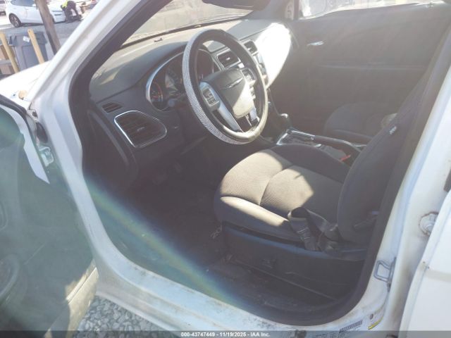 Chrysler 200 Touring Image 4