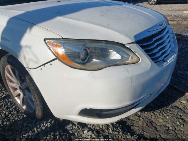 Chrysler 200 Touring Image 11