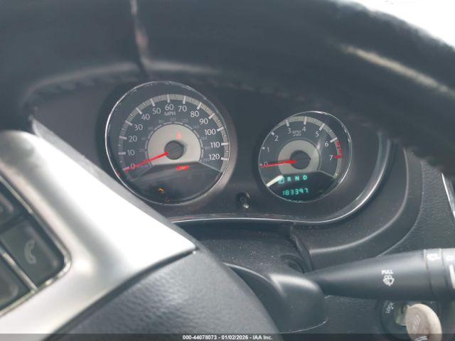 Chrysler 200 Limited Image 6