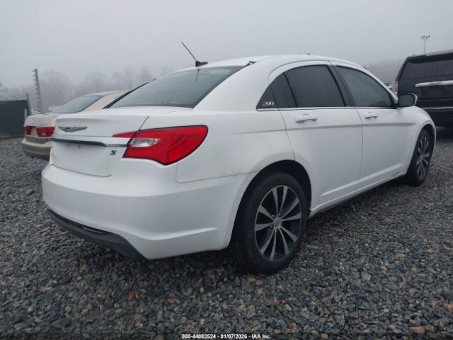 Chrysler 200 Limited Image 2