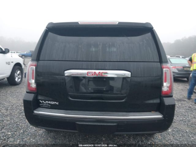 GMC Yukon Denali Image 10